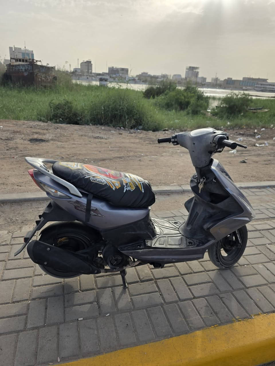 السلام عليكم دراجه ماكص مضلع نوزل الدراجه نظيفه برغي ما مفتوح بيها خرسه نازله من رمبه صارلها 3 اشهر مكاني البصره 
***********
