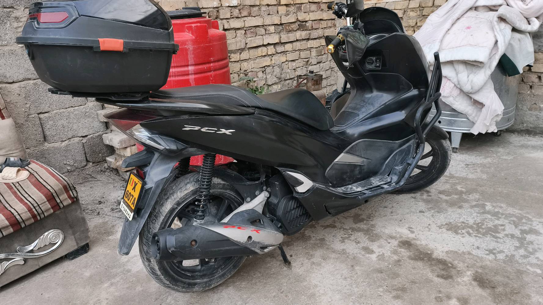 السلام عليكم .. Pcx جيل ثالث كفاله عامه 
ماشيه 18 الف 
بصمه وحده 
دراجه خير من الله 
السعر 13$ بيها مجال، قليل للشرااي .. مكاني مدينه الصدر الهاتف
***********
