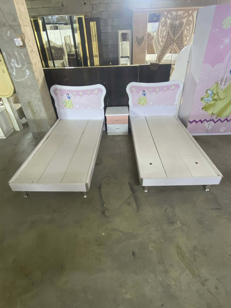 غرفت اطفال  نضيفه كلش السعر 200 وبي مجال. كنتور + 2 سرير + 2 كومدي +ميز توليت.  تواصل ع رقم ‭0788 894 9966‬
