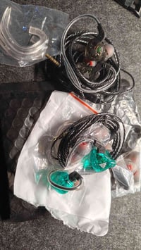 سماعات • قطعة