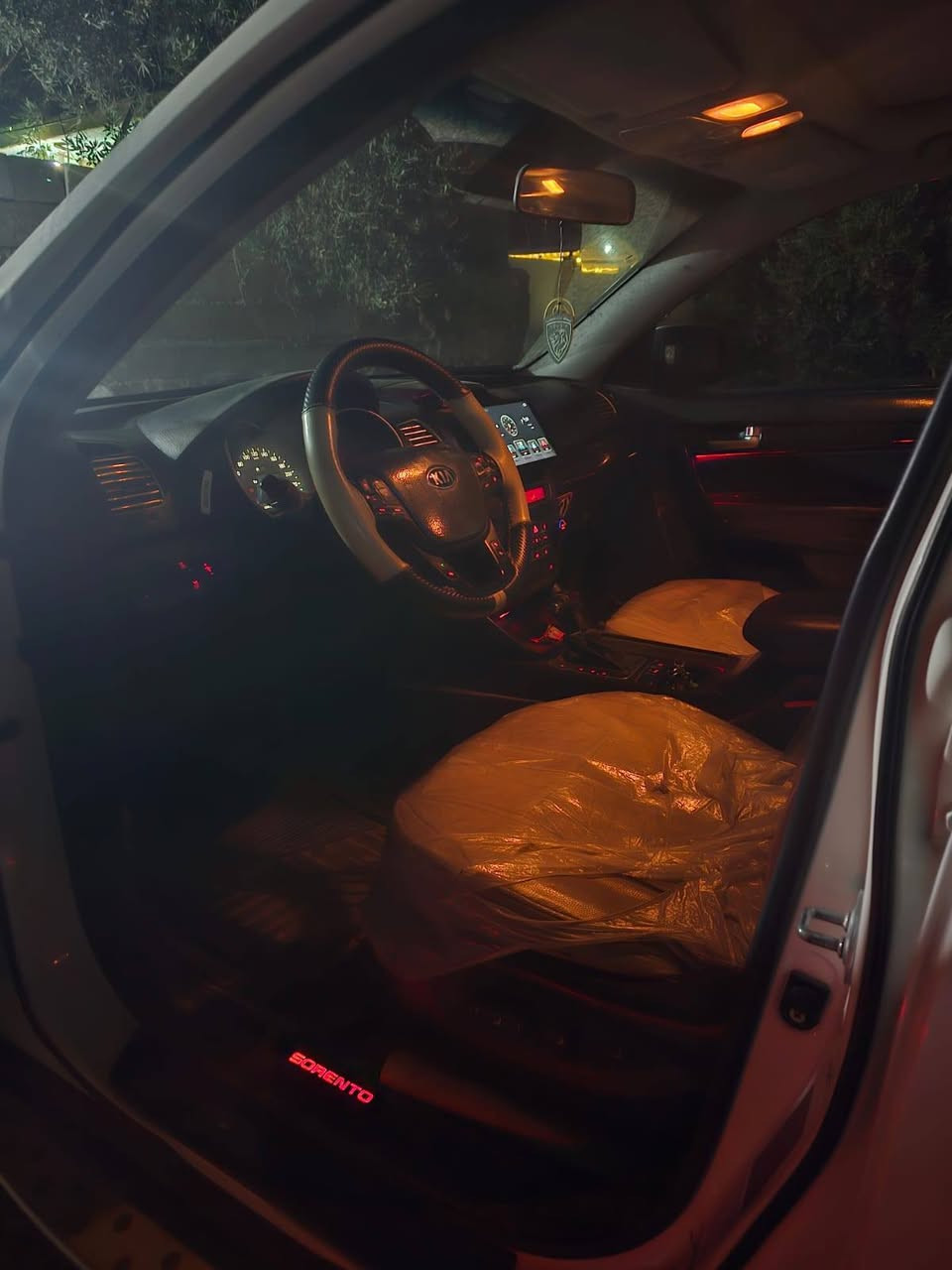 السلام عليكم من رخصة الادمن المحترم 
سورنتو موديل 14 كويتي يعني معروفة المواصفات 
رقم بغداد ماشية 200 الف محرك مفتوح مجفت تجفيت درجة اولى لا تنقيص ولا تبخير صار اسبوعين من شديتة 
مكفولة من الصبغ
فقط بارد بسيط جدا بالجاملغ الامامي للسائق 
مكانها الرمادي 
***********
السعر 185 وبيها مجال

