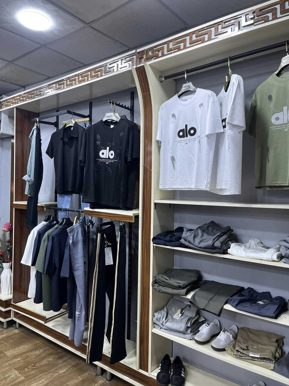 محل ملابس للبيع  ديكور خشب نضافته 85‎%‎ مع الملابس كامل الموقع البصره -ابي لخصيب _محيله -مقابل أفران لفاخر  تريد ويه لمكان اجاره 500او تريد بس لغراض براحتك اني ابيعه كامل لاستفسار ***********
