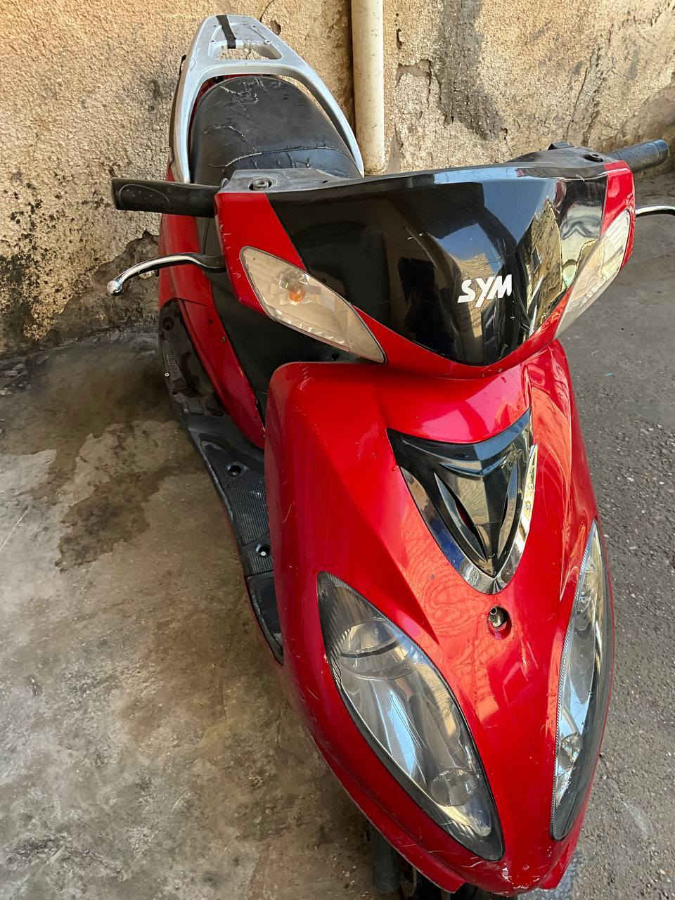 السلام عليكم دراجه سيام مكينته نضيفه ابيع كوم حديد عطله سن البلك مسحوم. بس ابيع كوم حديد تجي تاخذه وتروح لادكلي شبيه السعر 200 وبيه مجال 
الحسينه ***********
