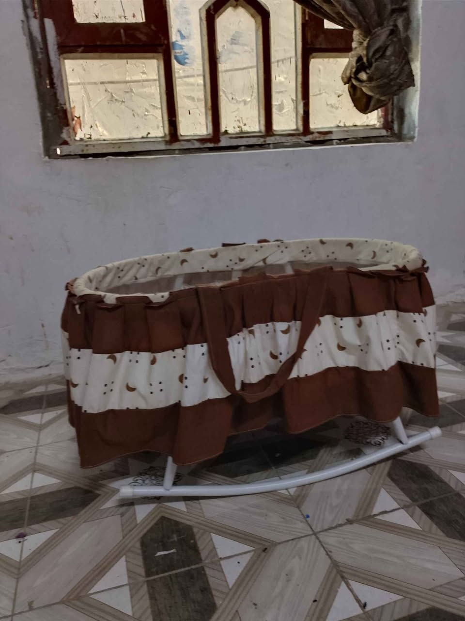 كاروك من عمر يوم الى عمر 4اشهر جديد استعمال قليل بس الخشبه طاكه وكبسناه سعر30الف
كاروك من عمر 5اشهر إلى عمر1سنه فما فوق هم استعمال قليل سعر50الف 
رقمي شغال ***********واتساب القرنة, البصرة
