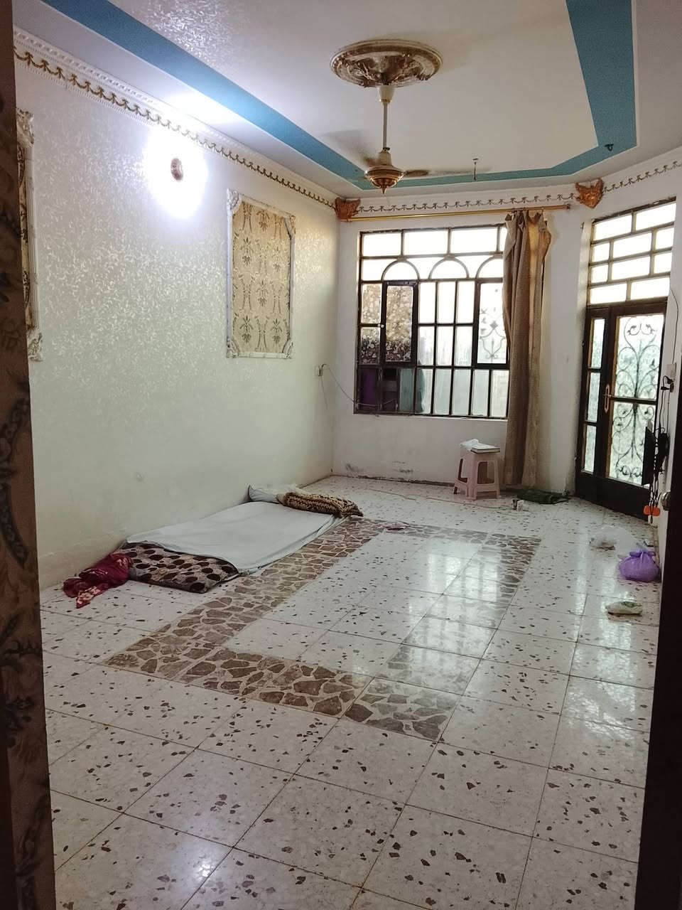 السلام عليكم بيت للبيع المساحه 150متر سند 25طابو زراعي بأسمي العنوان حله ورديه خارج خلف معمل بلوك ابو كيره البناء صب كونكريت يحتوي البيت ع استقبال وصاله ومطبخ وغرفة نوم واحده ومناور ومجمع صيحات داخليه وخارجيه وطارمه صغيره البيت كامل بدون نقص للا ستفسار الاتصال ع صاحب البيت  ***********  //ملاحظه اني مكلف بنشر
