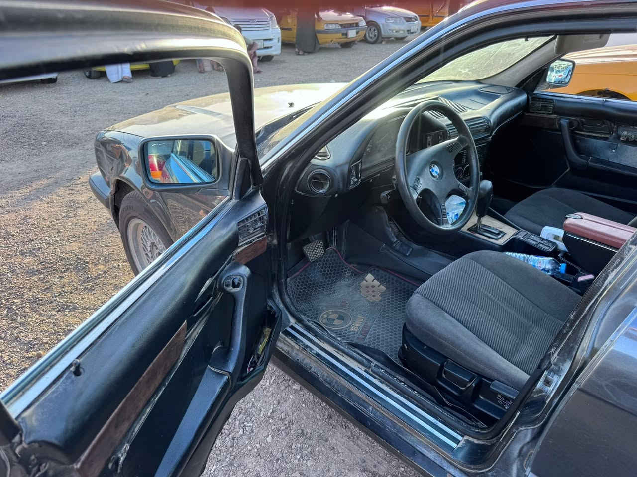 السلام عليكم للبيع بي ام 525  مديل 92 كير ومحرك راس الثور VVT3000 مجول كفاله كير ومحرك واصوليات تخم تاير جديد بعده بل ضمان +منظومة لايتات زنون جديد حداديه صدر جديده رقم بغداد هزه جديده مداور ثاني يوم السعر 35 وبيه مجال قليل مكان السياره البصره ***********
