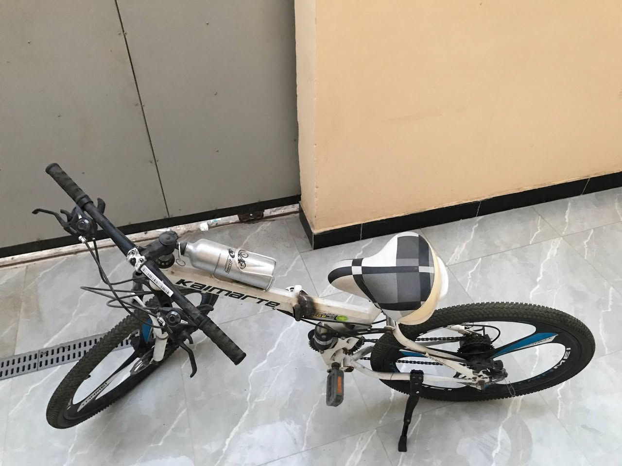 بايسكل جبلي قياسه 26 ينطبگ البايسكل مصروف عليه وقوي تجي تشوف بعينك سعره 130 وبيه مجال 
مكاني بصرة ابو الخصيب ابو الجوزي 
***********
