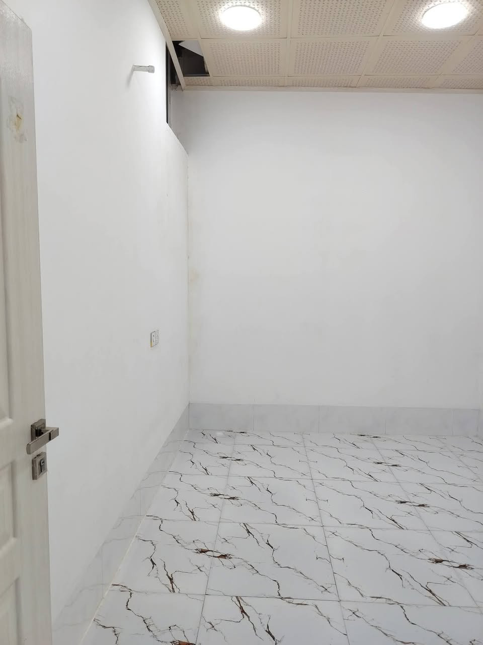 کـــــــــــــــــــــــــــــــــــــری کـــــــــــــــــــــــــــــــــــــــــــری
قـــــــــــــــاتی بـــــــــان ژێـری دووکـــــــــــــــان 125مترە
دکـتدی بـۆکـــــــــراوە پـەلـەبکەو فەریایکـــــــــــــــــەوە
دووژووری نـوستن  سـەرجادەی 100ماڵکــە لافەی شـــادی

 *********** پـاشـــا*********** پـاشــا 22
