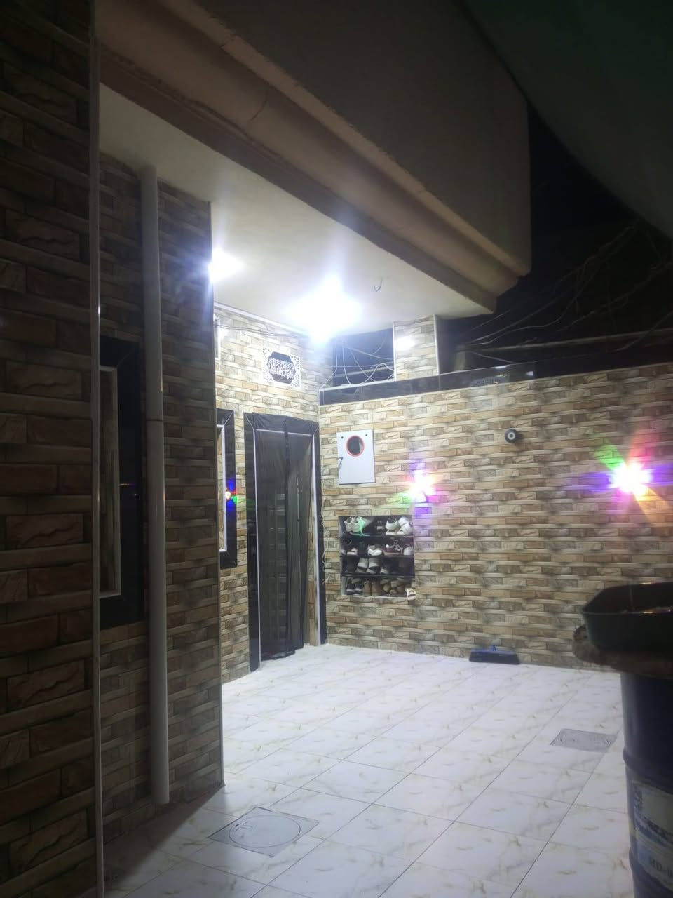 السلام عليكم دار للبيت المساحه 100متر
ركن مربع 10ب10 طابق واحد  حديث سند 25 علما ان البيت يحتوي ع تبليط و ماء ومجاري 
يحتوي على
 غرفة نوم... ازارة سيراميك
 و استقبال... ازارة سيراميك
و هول... جداري سيراميك للسقف و شبابيك المنيوم 
 و مطبخ حار وبارد... جداري سيراميك للسقف و شبابيك المنيوم 
 و صحيات داخلية  ومدخل... سيراميك للسقف 
وحمام.. سيراميك للسقف 
و طارمه.. سيراميك للسقف 
 وصحيات و حمام خارجي... سيراميك للسقف 
ارضية بورسلين البيت و واجهه سيراميك.... 

الموقع: بابل. حله.  بداية حي الزهراء  قرب مدرسة ابي طالب
( عليه السلام). 

للاتصال.. *********** السعر  البيت عالاتصال
