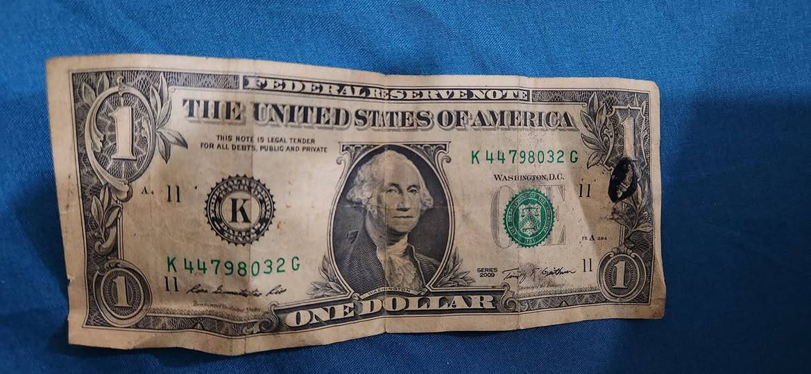 دولار أمريكي 
فئه الواحد دولار 
قديم جدآ انتيكه
السعر 10 الالف دينار فقط


**إذا كنت صاحب هذا الإعلان وتريد حذفه لأي سبب، رجاءا أرسل رسالة إلى الدعم الفني**