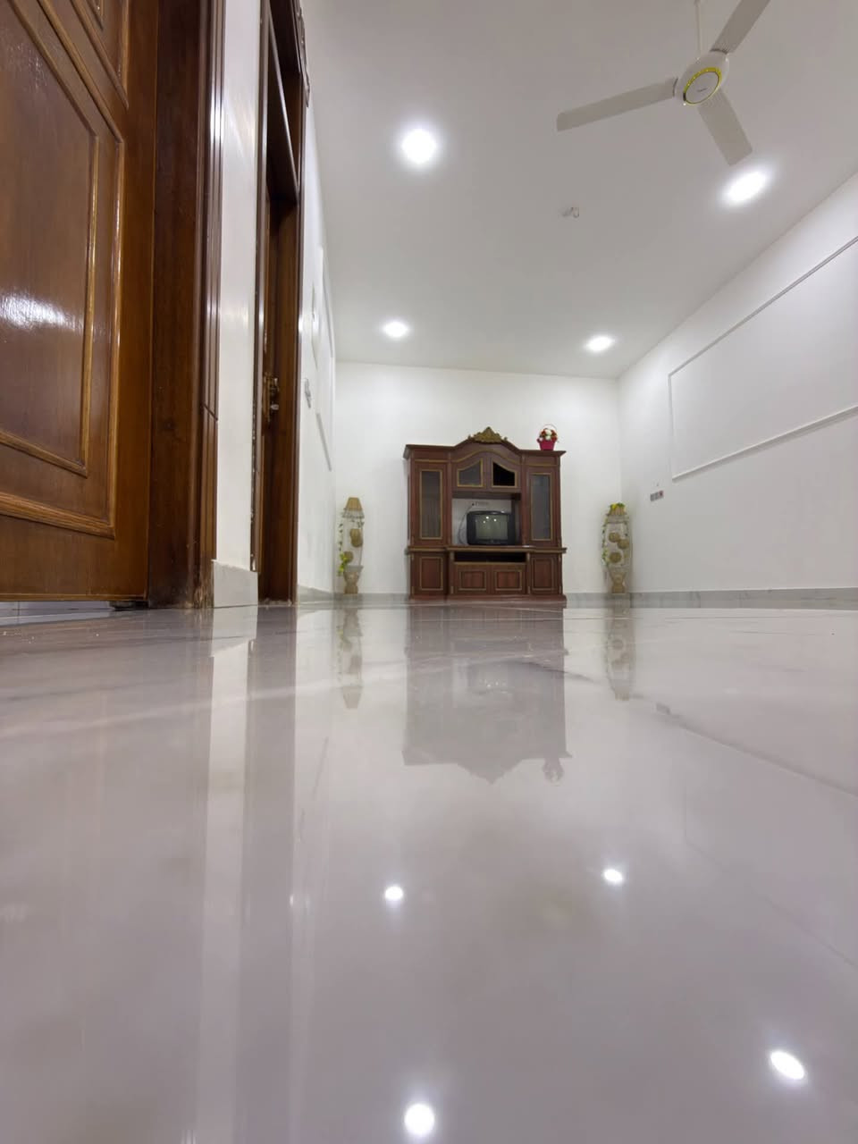 دار سكني للبيع 🏛️

📍 العنوان : حي الجامعة ، قرب شارع 20 التجاري

📈 المساحة : 200 م واجهه 10 م والنزال 20 م

يتكون من طابقين كونكريت مُسلح ✅
- غرف نوم عدد 3
- صالة معيشة عدد 2
- دورات مياه عدد 3
- استقبال
- مطبخ
- كراج سيارة 

⚠️ مطلوب اسكان : 50 مليون
⚠️ مطلوب بلدية : 50 مليون 
⚠️ الطلب الكلي : 100 مليون

⚠️ السعر الكلي : 375 مليون

☎️ للاستفسار اكثر اتصل على : ***********

أو

📍 زيارة مكتبنا الكائن في : خدمي الجزائر، مقابل المصرف الاهلي العراقي

📤 مكتب أحمد صبري للاستثمار العقاري
