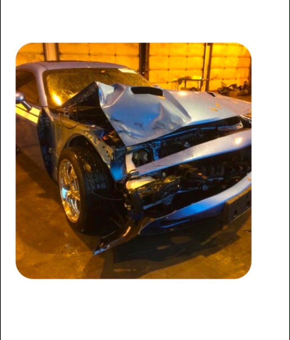 السلام عليكم / للبيع فقط 
دوج جالنجر موديل 2015 /SXT PLUS 
فول مواصفات داخل جلد اسود 
فتحة سقف
لون مميز بحري 
تدفئة وتبريد مقاعد 
شاشة كبيرة 
تبريد ثلج 
رادرات جانبية وخلفية 
بصمة 
تشغيل عن بعد 
السيارة عليها ادامة جديدة وبوليش جديد 
السيارة بدون اي مصرف 
ماشية 103,000 كيلو 
صورة الحادث مرفقة ويا 
حادثها جامغ وباب الراكب وجاملغ السايق 
( ثلاث قطع ) 
للاستفسار اكثر الاتصال على هذا الرقم 
متواجد واتساب / ***********
155 عارضها بيها مجال