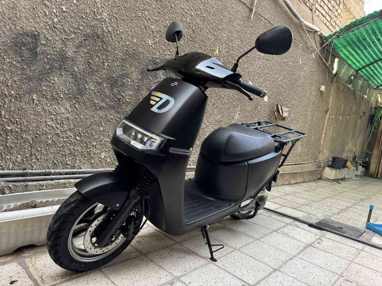 السلام عليكم دراجه شحن كوريه كوريه مو صينيه لا ملف كلجات وقايش مثل الدراجه البانزين بطاريه ليثيوم تايرات جوبلس نضام بك سمارت سبورت وهسة الدراجه قايشهة مكطوع يرادلهة قايش ب 35 الف سعر الدراجه 950 وبيهة مجال مكان بغداد المشتل ***********
