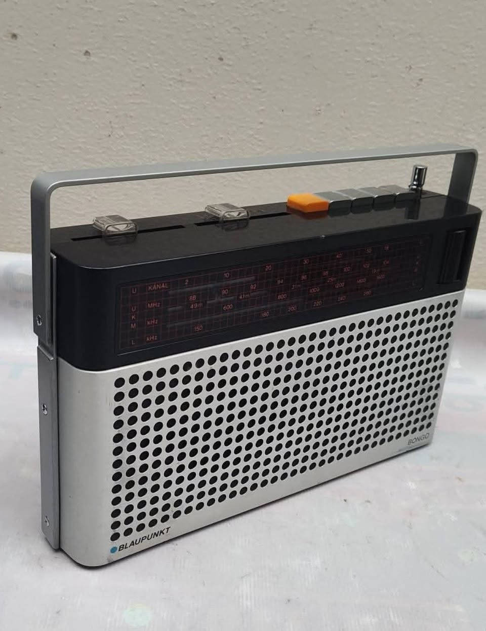 سلام عليكم راديو للبيع الماني 4 موجات اف ام سحب جيد جداً يوجد توصيل واتساب ***********
