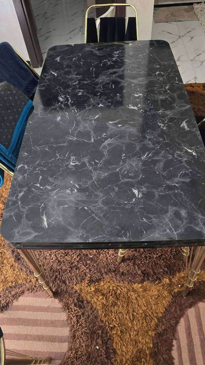 السلام عليكم من رخصه الأدمن 
ميز طعام مع 6 كراسي
مع 4 طبلات مع مرايا للبيع 
السعر 225 مع مجال بسيط
العنوان فلوجه للتواصل 
***********
