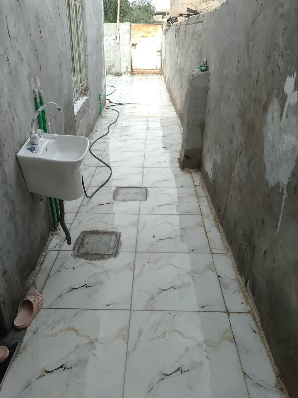 بيت للايجار مساحه 150 يحتوي على غرفتين ومطبخ وصحيات وطارمه كبيرة ومنور  
العنوان دور نواب الضباط مقابيل السياسين خدمات متكامله مدارس متوسطه اعداديه مستوصف للاستفسار اكثراتصلعلىالرقم  ***********
