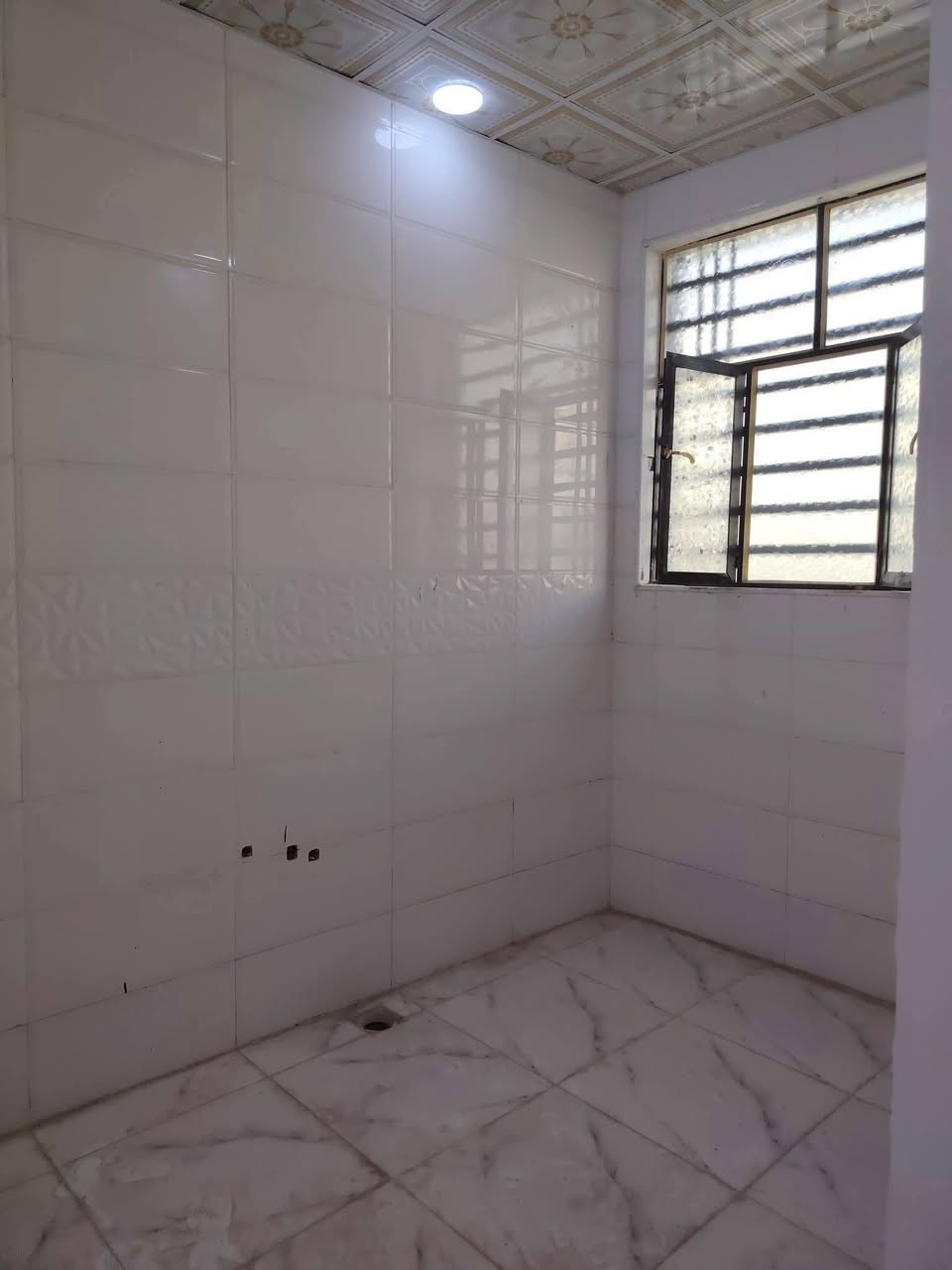 دار للبيع  50 م 🏡
✅ مشمول بقرار التطويب 
طابو زراعي سند 25

بسعر /19/ مليون مع المجال
موقع /نجف 🏡شارع الحولي مال المطار عمود/ 314 

البناء 🏡 
غرفه/صاله/مطبخ / صحيات خارجيه/مكشوفه
بناء مرتب/ اساس + سقف كونكريت + طابوك

ألخدمات 🏡 #بعد_عن_سوق_100م
ماء/كهرباء/مدارس/سوق/تبليط شارع 17 متر/مولد

***********.    يوجد وتساب
