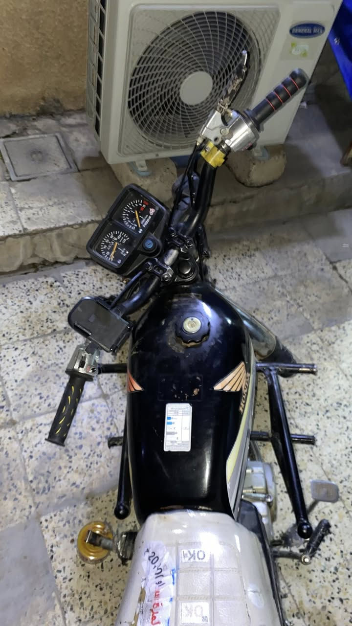 السلام عليكم ماطور ايراني 125cc محرك باب اول المنافيس مالو موجود و مدفوع بس يفتح الكمرك تكدر ترقمو عادي كدامكم هندر واحد شغال عليه تعديلات درع و كزوز رياضي و برمجه الماطور فول مال جناي السعر 450 الف و بي مجال بسيط للشراي بس بي مجال المكان موصل تعال و تدلل و رجاءً اذا ما عجبك لا تكسر بي كلي تاخذو بلاش و رجاءً بس الشراي يراسل المكان موصل جانب الايسر رقم الهاتف : *********** .
