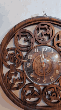 ساعه خشب ايات قرأنيه عل داير عمل يدوي قياس ٣٦ سانتيم مكاني بغداد *********** يوجد توصيل
