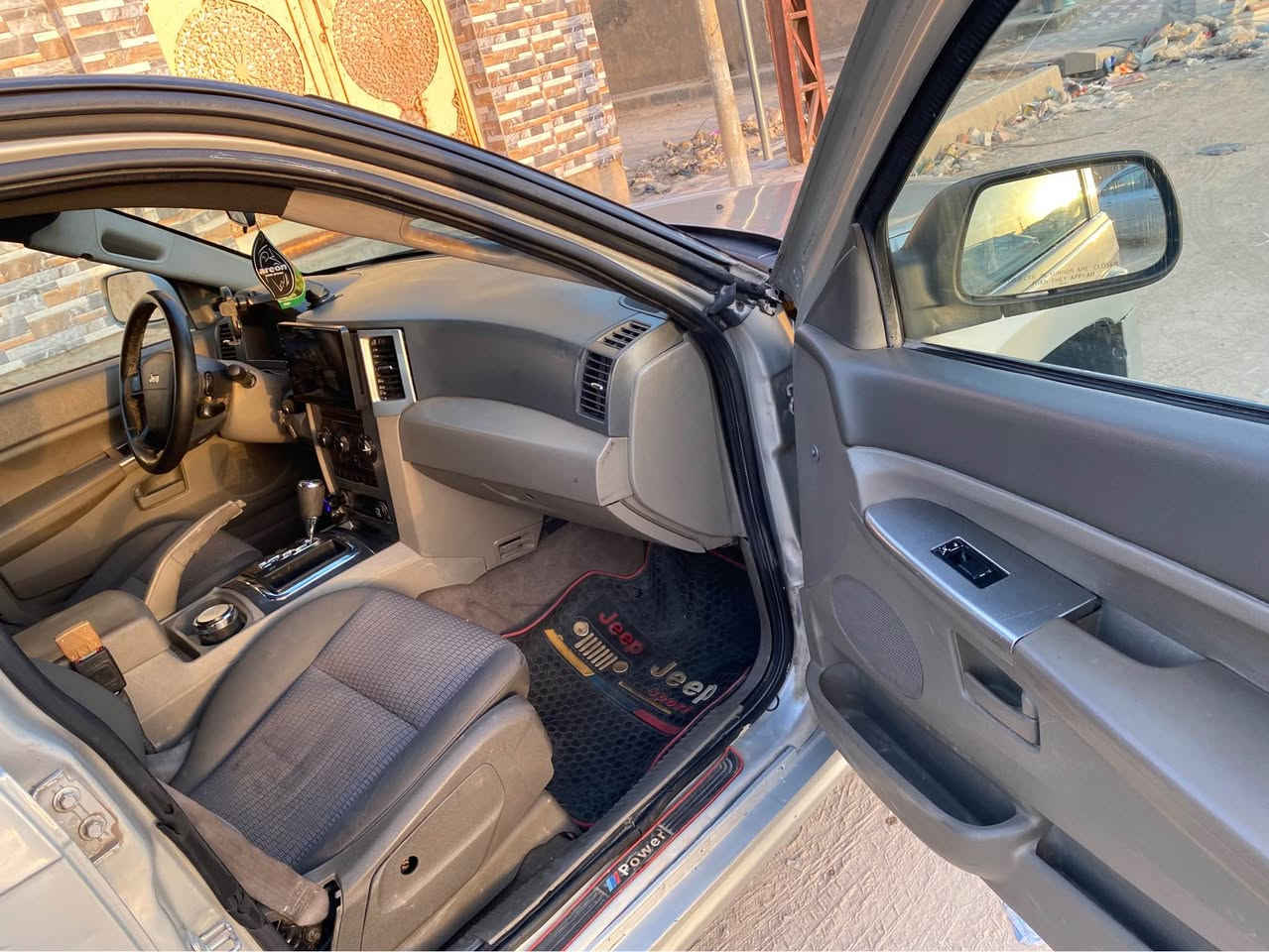 جيب كراند شيروكي لاريدو مديل ٢٠٠٨
سياره ما بيها ضرر بس الي موضح بصور 
سياره رقمها بغداد سنوية جديده 
سياره ماشية ٢٩٠ الف 
سياره كامله نقصها فقط حدادية 
 سياره مكانها ناصريه المركز 

رقمي ***********
وشكرا ناصرية, ذي قار
