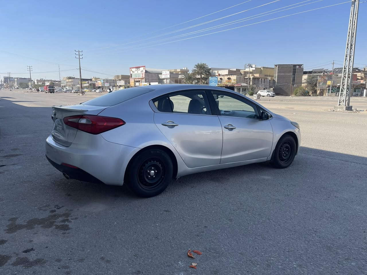 السلام عليكم ورحمة الله
كيا سيراتو خليجي 

موديل 2013 

حجم المحرك 1600 دوش مكفول شرط الفحص 

السياره فول مواصفات للاخير VIP 

بيها صبغ عام لكن السياره مكفوله كفاله عامه من ضربه حادث كص تفحص وين ميعجبك شرط البجم مامفتوح بي برغي الحوض التكم القماره كله مكفول 

سبب الصبغ جراد ونصبغت للجماليه 

السياره جاهزه كير محرك كفاله  تبريد بداية الصيف الراح سويته منضومه كامله فريز راديتر كمبريسر 
حدادية 80% 

رقم قادسية دولي بأسمي مشروع وطني اي وقت واي مكان حاضر للتحويل سنويه جديده 2028 

السعر  105

مكان السياره النجف الاشرف اي استفسار هاي ارقامي

***********
***********
