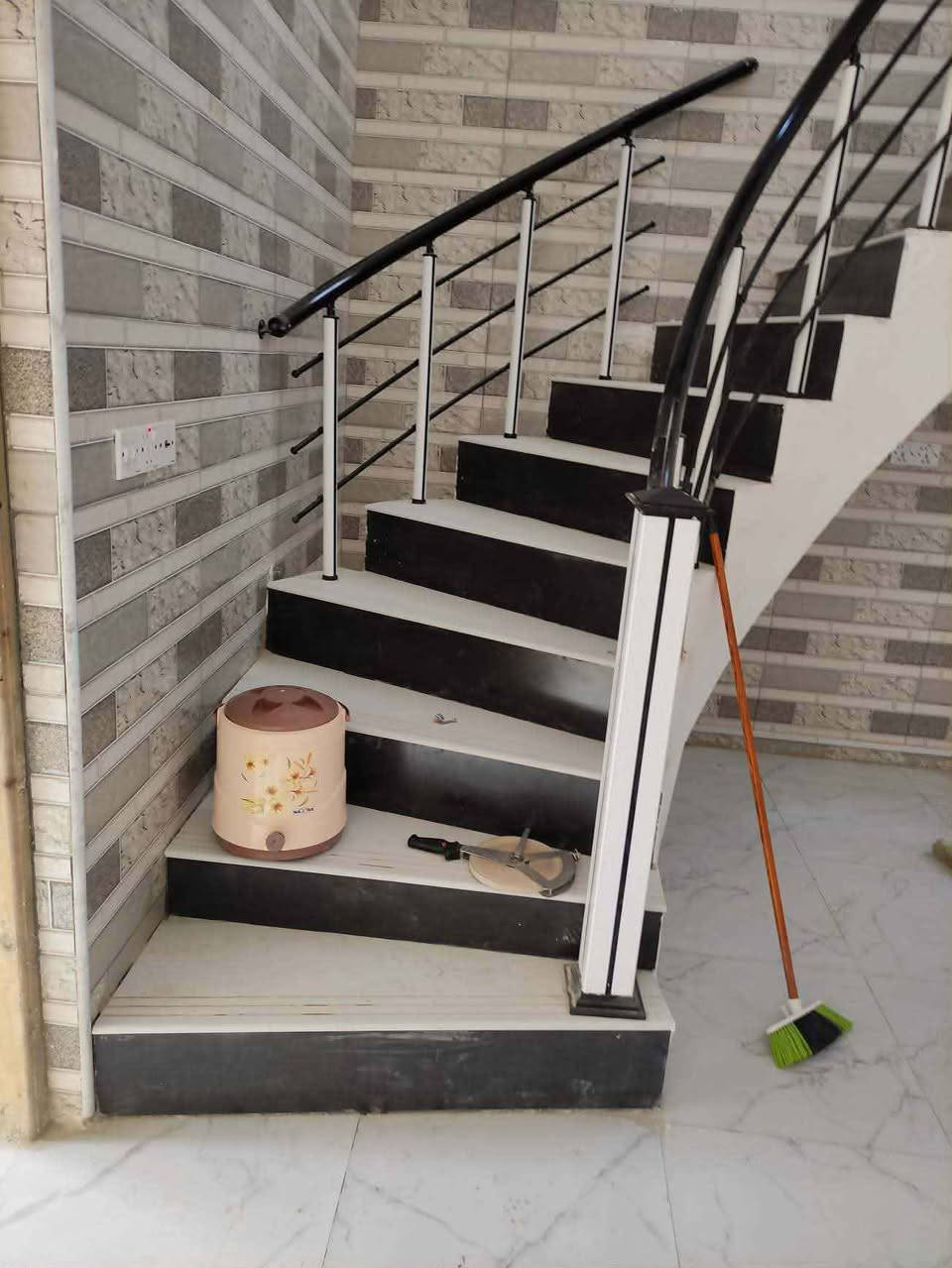 سلام عليكم بيت للأجار في منطقه الورديه مساحته 100م طابقين ، الطابق الاول يتكون من مطبخ ، صاله ، غرفه ، صحيات 
الطابق الثاني غرفتين مع صحيات 
السعر 350 وبي مجال 
للتواصل ***********

مُكلف بالنشر* Singapore
