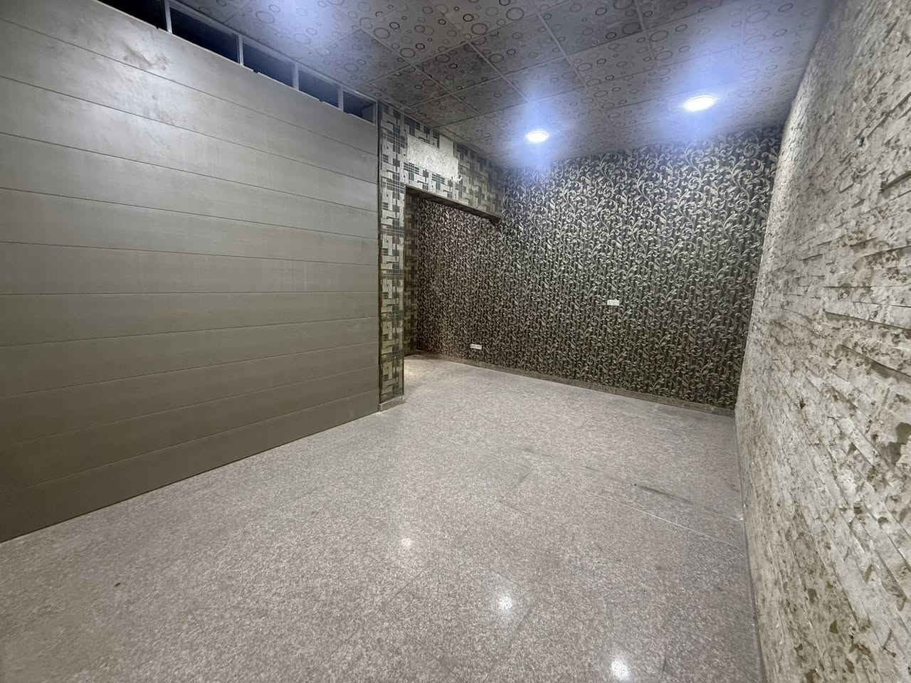 السلام عليكم
مكاتب للايجار عدد ٢ طابق اول مساحه المكتب الواحد ٢٢ متر 
العنوان : حله مجسر الثوره مجاور صيرفة امين 
مواصفات المكتب : 
١- بناء حديث جداً 
٢- ارضيه كرانيت نضيفه جداً 
٢- الجدران مال المكتب حجر ابيض + ورق جدران 
٣- سقف المكتب الاول جبسنبورد والثاني سقف ثانوي 
٤- تتوفر حمامات نضيفه جداً داخل البنايه 
٥- عامل لتنضيف وغسل البنايه والحمامات كل اسبوع 
٦- ميزانية الكهرباء منفصله ( لكل مكتب ميزانيته الخاصه )

سعر الايجار للمكتب الواحد ٣٠٠ الف دينار شهريا وقابل للتفاوض وفي حال تم تأجير المكاتب ثنينهن السعر يقل 

للاستفسار الاتصال على الرقم التالي : 
*********** 
او التواصل عبر الواتس اب على الرقم التالي : 
***********
