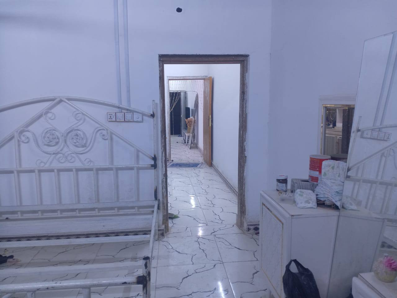 سلام عليكم عندي بيت للايجار طابق ثاني كلش حلو ومرتب كهرباء وماي كله جاهز البيت طابو بضهر شارع العام يتكون من غرفه نوم كبيرة ومطبخ وحمام داخلي وصاله كبيرة عنوان الحيانيه دور الشرطه قرب المعارض للاستفسار الاتصال على الرقم *********** سعره 300 قفل البصرة, العراق
