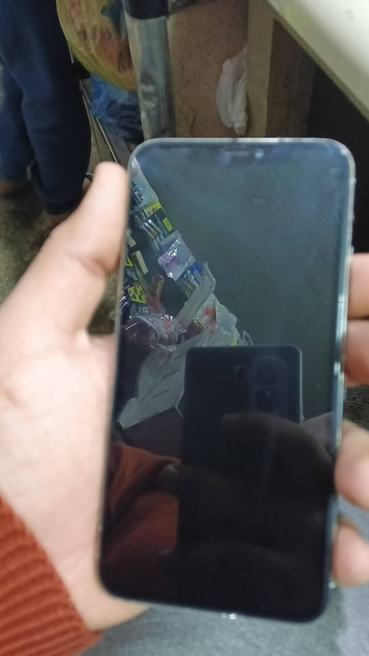 سلام عليكم شباب 11 برو ماكس لون ابيض ذاكره 64 بطاريه 86 بلاديه تلفون نضيف مستبدله شاشه  تلفون كل خلل مابيه عل فحص البيع او مراوس سعر 275 وبي مجال مكاني بغداد البياع حي تراث ***********
