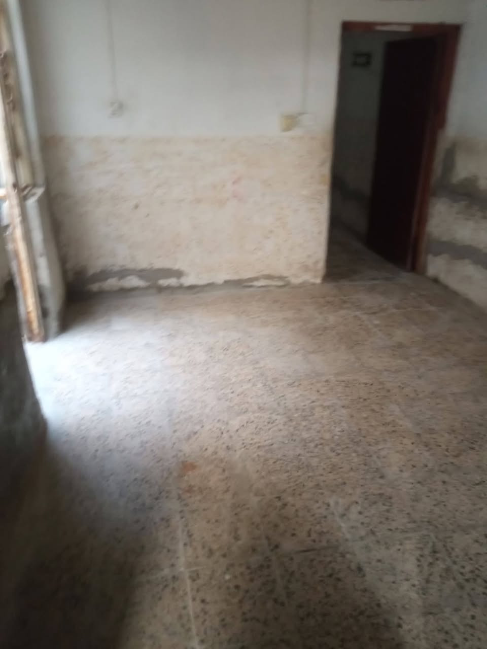 الدار للبيع شارع المطار القديم مقابل مجمع الكوثر الطبي مساحه 100متر خامس بيت عن شارع عام الاتصال ***********
