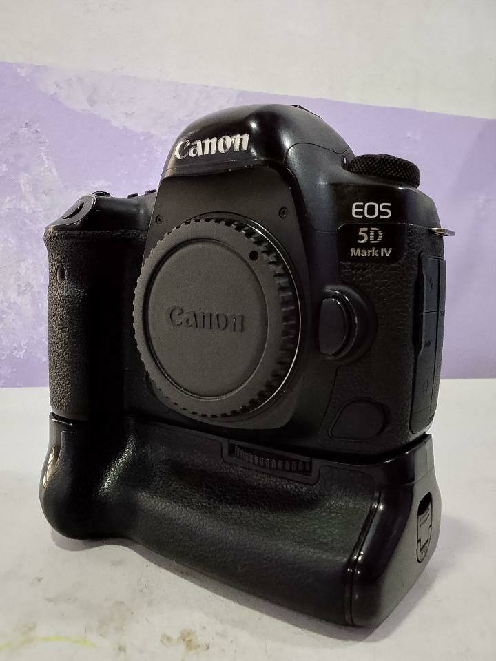 كامره كانون 5Dمارك فور
ملحقاته 
بدي 
عدسة 70.200 الاصدار الثالث الاخير 
فتحة 2.8 
كرب 
بطارية 
شاحنه 
جنطة 
ملاحظة / الكامره بيه خط ازرق بالشاشة بس مايأثر لا بالصوره ولا بالفيديو 
السعر 2.600
مكاني بابل 
التوصيل مجاني 
للأستفسار والاتصال 
***********
