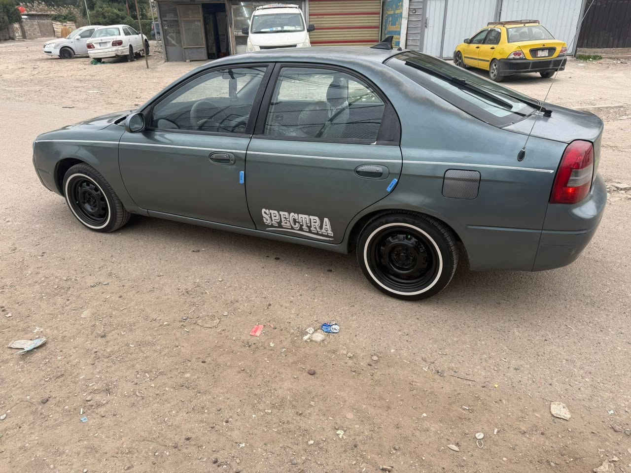 كيا سبكتره موديل 2001
محرك 2000كير اوتو مكفولات
تبريد 🧊 ثلج صدر كله جديد
تخم تاير خط ابيض ويل كب جديد
سياره بلاديه بدون ضربه وخياس
سعر48وبيهامجال عنواني 
بغداد***********
