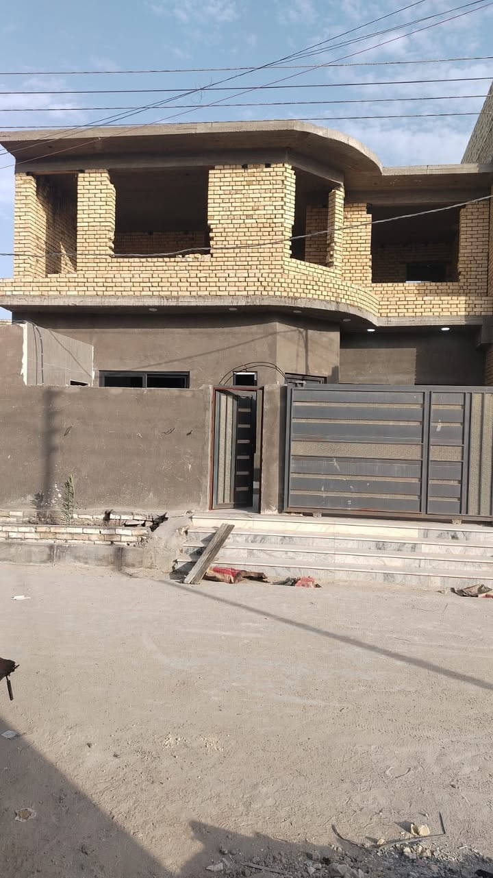 بيت للبيع مساحة ٢٠٠ متر طابو صرف بناء ٢٠٢٥ البناء مثل ما موضع بالخريطة بس الدرج عدل مو فر 
*********** 
الموقع الاسكان الصناعي قرب مدرسة الحرية
