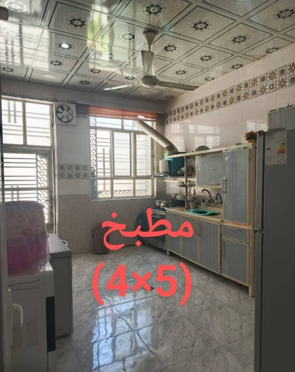 البيت عل شارع بغداد مقابل حي الزهراء جهة الدخول إلى كربلاء عمود ٥٢ يبعد عن الشارع العام ٨٠٠ متر تقريبا تبليط يوصل الباب البيت بحي التركمان البيت طابو بستنه سند ٢٥ إقرار محكمة واجهة البيت ٢١ والنزال ١٤ خدمات كاملة البيت يتكون من مضيف معزول بوحده هوه و الطارمه مالته مساحة الطارمه ٥ في ١٤  ومغاسله وبابه معزول وحده يستخدم لزوار مساحة المضيف ٥٠ متر ٥ في ١٠ البيت هم بابه يفتح عل الشارع يتكون من ٣ غرف نوم كل غرفه مساحتها ٢٠ متر ٥ في ٤ ومطبخ ٥ في ٤ وصاله ٧ في ٨ و فوك غرفة نوم ٥ في ٤ و صاله ٥ في ٥ البيت مابيه اي نقص بس لبخ الواجهيه الإتصال على *********** او على ***********
