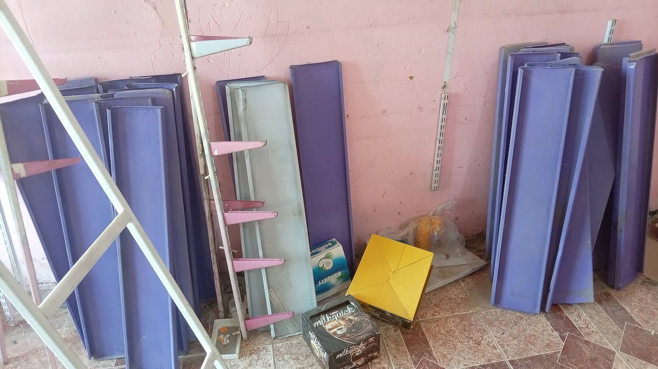 السلام عليكم، غراض محل للبيع براد مع رفوف كما موضح بالصور، السعر قيم بما يرضي الله للتواصل خاص او على الرقم ***********
