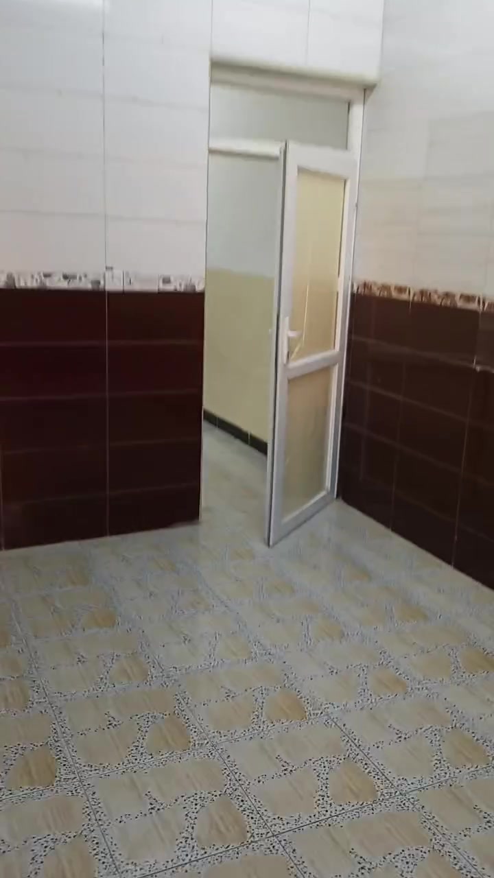 بيت ليجار 100 متر ارضي عنوان حي النداء قرب جامع السلام سعر لجار 200 ***********
