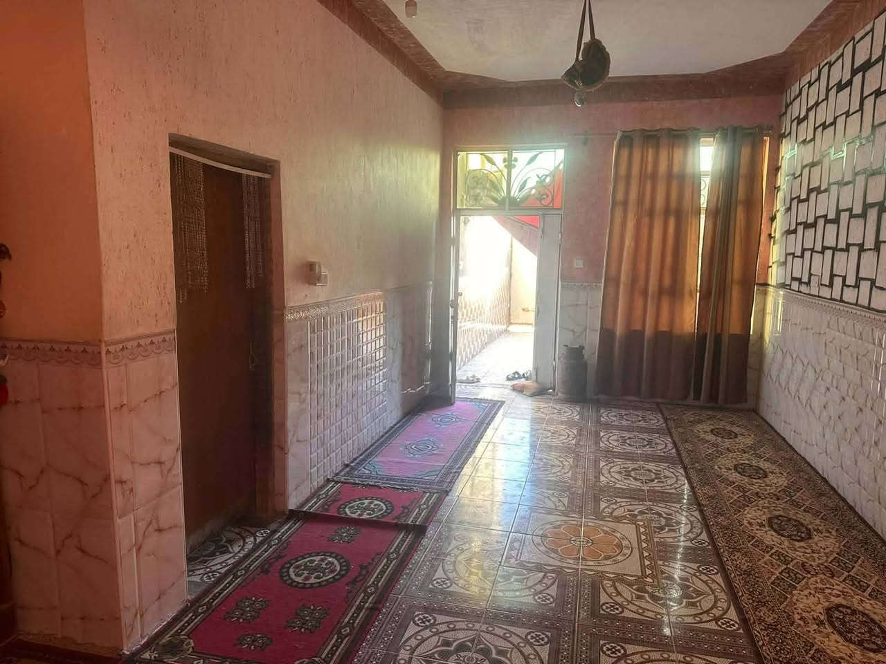 # بيت طابو صرف _بالمنطقة الوركاء - حي الزهراء الاول

                            رقم الإعلان: (12)

رقم العقار : [ 2 / 119 مقاطعه 66 الزبيه]
نوع العقار : ملك صرف 
جنس العقار : بيت ملك صرف  مع كافه الخدمات من ماء وكهرباء ومجاري تبليط ومقرنص وإضافة إلى ان موقع العقار  ممتاز. 
المساحه: ٢٥٠ متر 
تفاصيل البيت :  البيت طابقين يحتوي طابق الاول على غرفتين  والاستقبال و مطبخ و صحيات خارجية  أما طابق الثاني يحتوي على ٤ غرف نوم ومطبخ وصحيات كما هو واضح في الصور كذلك البناء بحاله جيد .  
ملاحظه/ يوجد محل ٤ م × ٥ متر  مع البيت .

يمكنكم التواصل معنا واستقبال عروضكم العقارية 
عبر الأرقام التالية:
📞 الرقم الأول: [***********]
📞 الرقم الثاني: [***********]

📞 للاستفسار - يرجى زيارة - مكتب الميراث للعقارات 
📍 عنوان المكتب: المثنى - قضاء الوركاء - بدايه حي الزهراء
