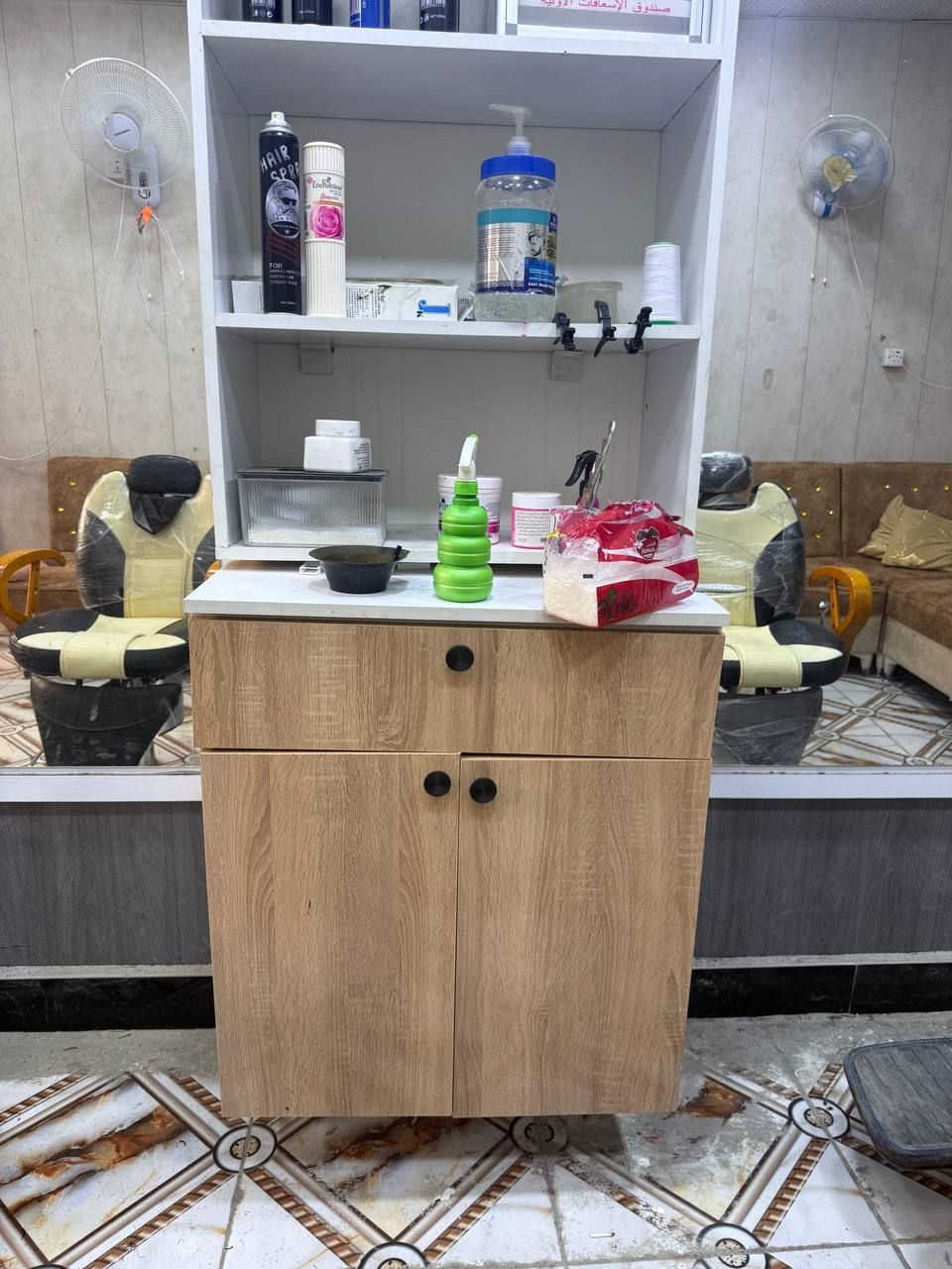 غراض حلاقة للبيع مكاني ديالى بعقوبة رفوف مرايات ميزوة جدد مسخدمات شهر للستفسار ***********
