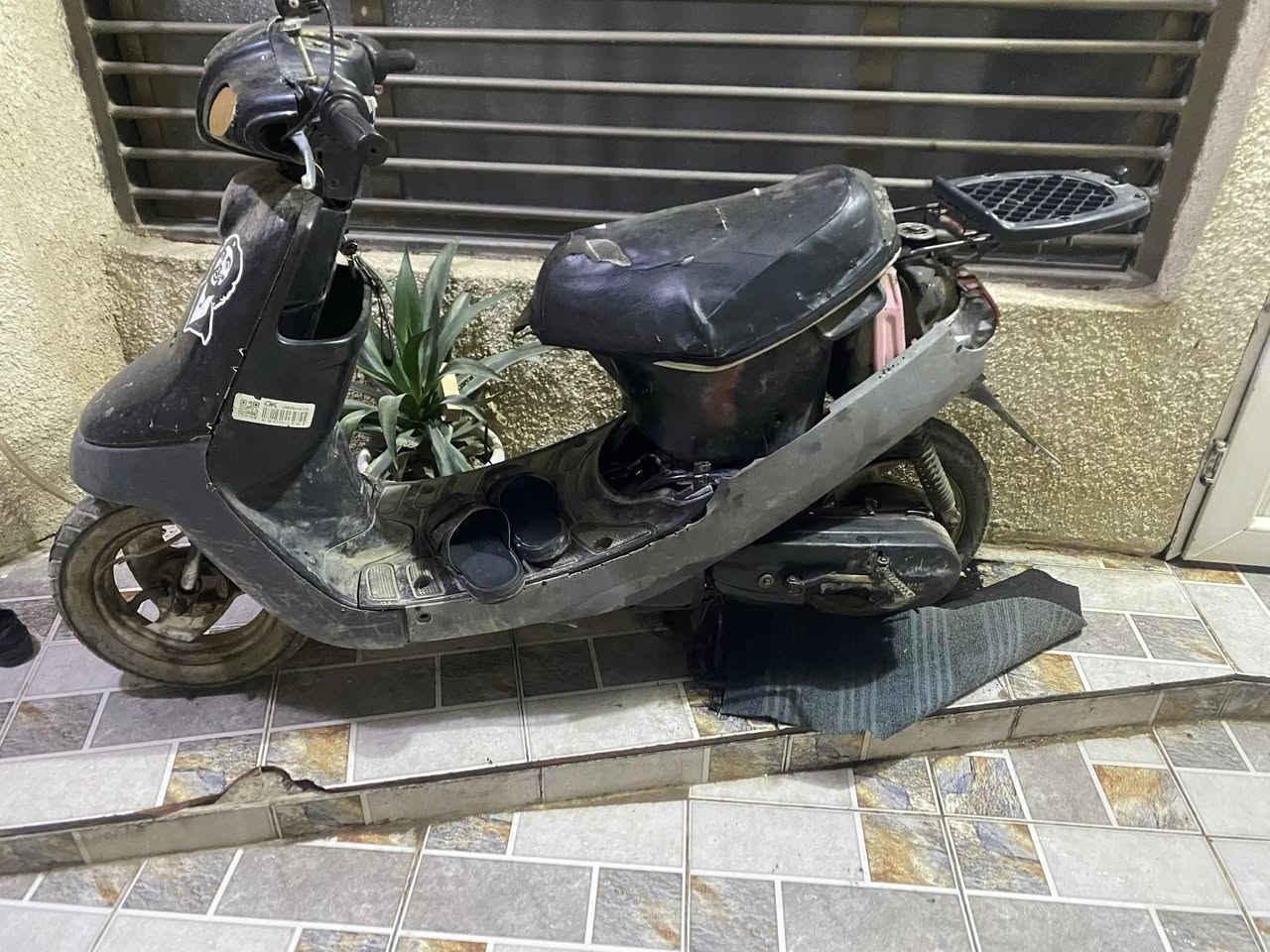 سلام عليكم دراجة للبيع بيها نواقص بيها بكلايت شغال لايت شغال بس لازم ربط رادلهة كفرات سعر150 بيها مجال عنواني كربلاء الحولي الرقم***********
