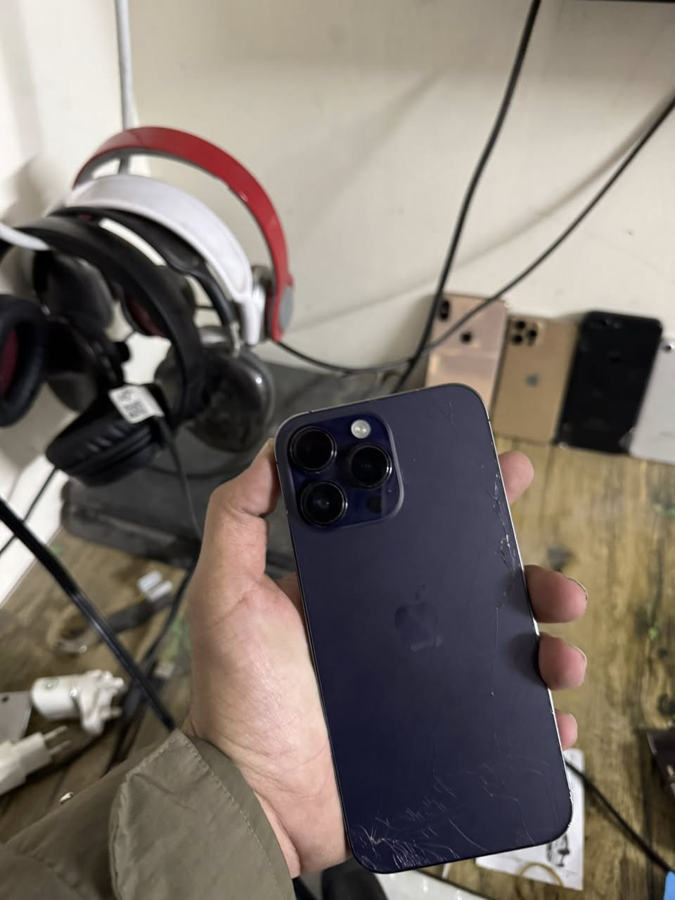 السلام عليكم ايفون 14 برو ماكس للبيع لون بنفسجي بي ضربه بالشاشه او فطور بالضهر ذاكرة 256 بطارية 87 الشاصي نضيف 
للتواصل
***********
مكاني بغداد العامريه
