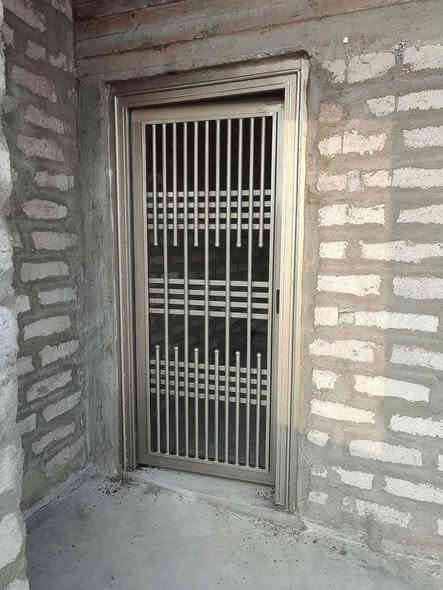 تفصال جميع البواب و شبابيك و بسعر مناسب المكان طريق ابو الماش يوجد خدمت توصيل أي مكان***********
