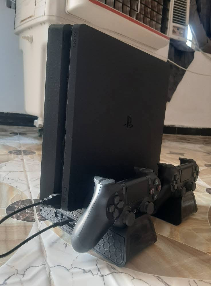 بلي فور سلم مهكر نضام 9
كامل ملحقاته حتى الكارتون
شرط بعده لوك نضافه١٠٠
ثلاث جوستكات (وحده اصلي ثنين عادي)
يوبي اس ٨٥٠ كارتونته هم وياه
قاعده شحن وتبريد بلي وجوستكات 
سعره ٣٢٥نهايته قفل حلة مسيب مكاني
***********
