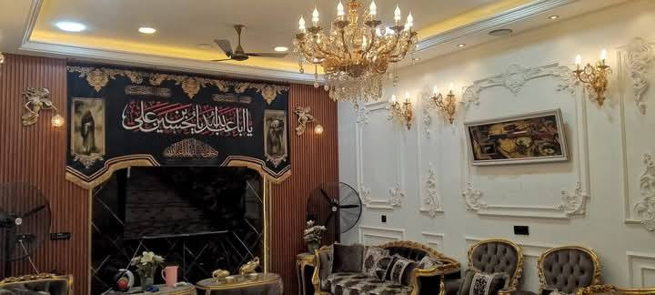 🏠 دار ركن حديثة للبيع - كوت (حي الحكيم الأولى)
فرصة مميزة للسكن الراقي في موقع استراتيجي على شارع "گاله" الرئيسي مباشرة.
📐 تفاصيل المساحة والبناء:
المساحة: 470 متر مربع (ركن).
نوع البناء: طابوق كامل، سقف صب كونكريت.
التشطيب: أرضيات وجدران سيراميك، ديكورات حديثة، السطح "شتايگر".
الحالة: بناء حديث ونظيف جداً (أجمل من الصور).
📋 تقسيم الطوابق:
الطابق الأول:
3 غرف نوم + هول داخلي.
صالة استقبال واسعة.
مطبخ مجهز.
مجموعات صحية كبيرة (داخلية وخارجية).
گراچ واسع + حديقة + جلسة خارجية مميزة.
الطابق الثاني:
3 غرف نوم إضافية.
هول واسع + صحيات.
📍 الموقع والخدمات:
العنوان: واسط - الكوت - حي الحكيم الأولى - شارع گاله الرئيسي (ركن).
نوع العقار: طابو زراعي مرقم.
💰 السعر:
180 مليون دينار عراقي (قابل للتفاوض).
 للاستفسار والتواصل:
***********
***********
