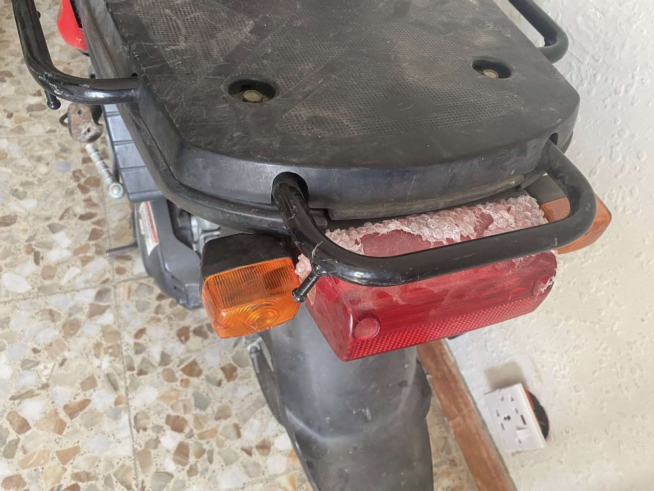 سلام عليكم دراجةبيكب للبيع جديدةمال رمية متروكة صار4سنوات تشتغل وتطفة ماتعرف شنوالسبب ابيع هلموجودالسعر400وبيهة مجال الشراي يتصل *********** مكاني بغدادالطالبية
