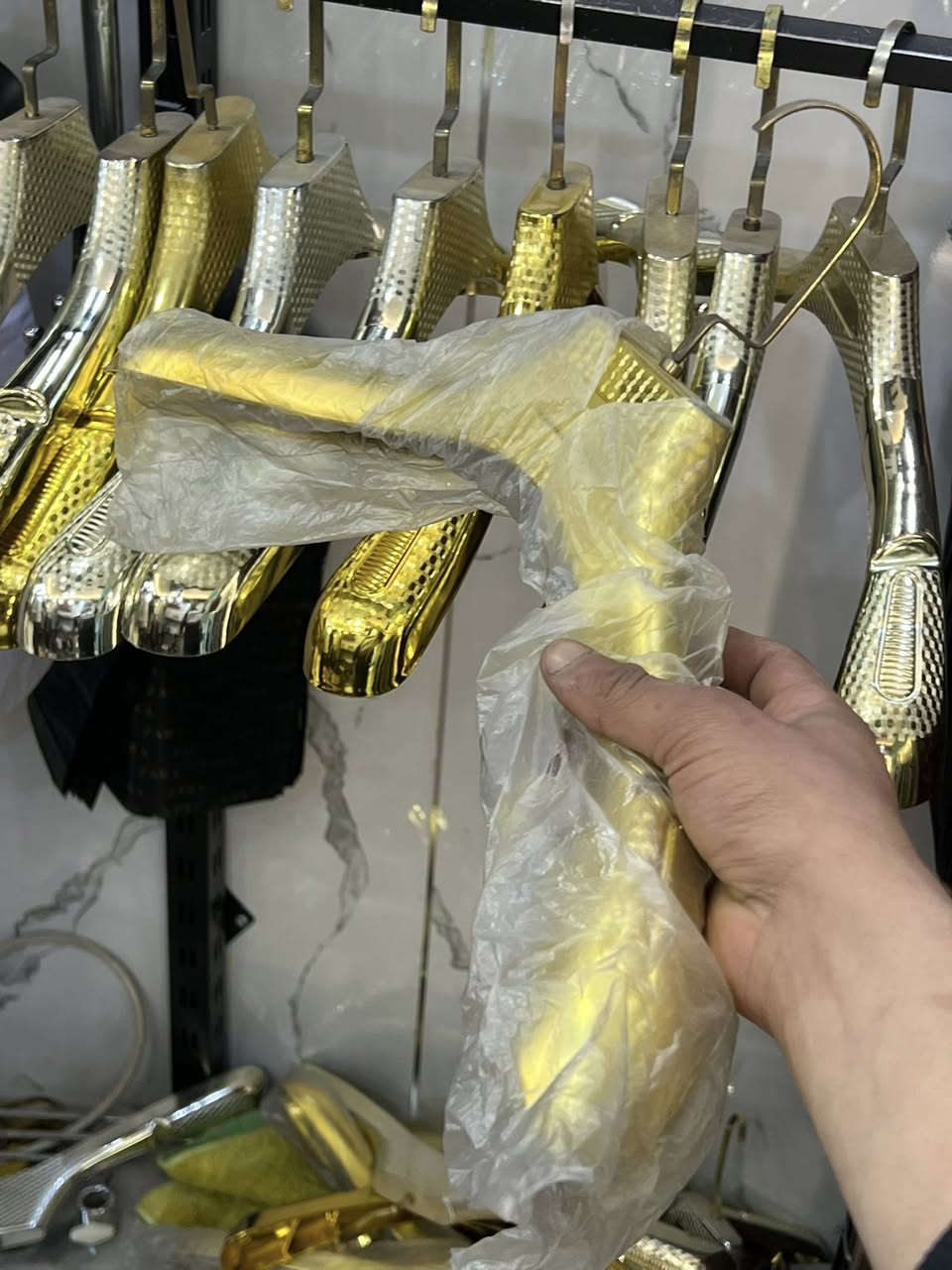 السلام عليكم من رخصة الادمن
تعاليك لون ذهبي كما واضحة بلصورة نضافة ٨٠٪؜
 العدد ١٠٠
ابيع شلع قيم واخذ 
يوجد توصيل 🚚 
***********
