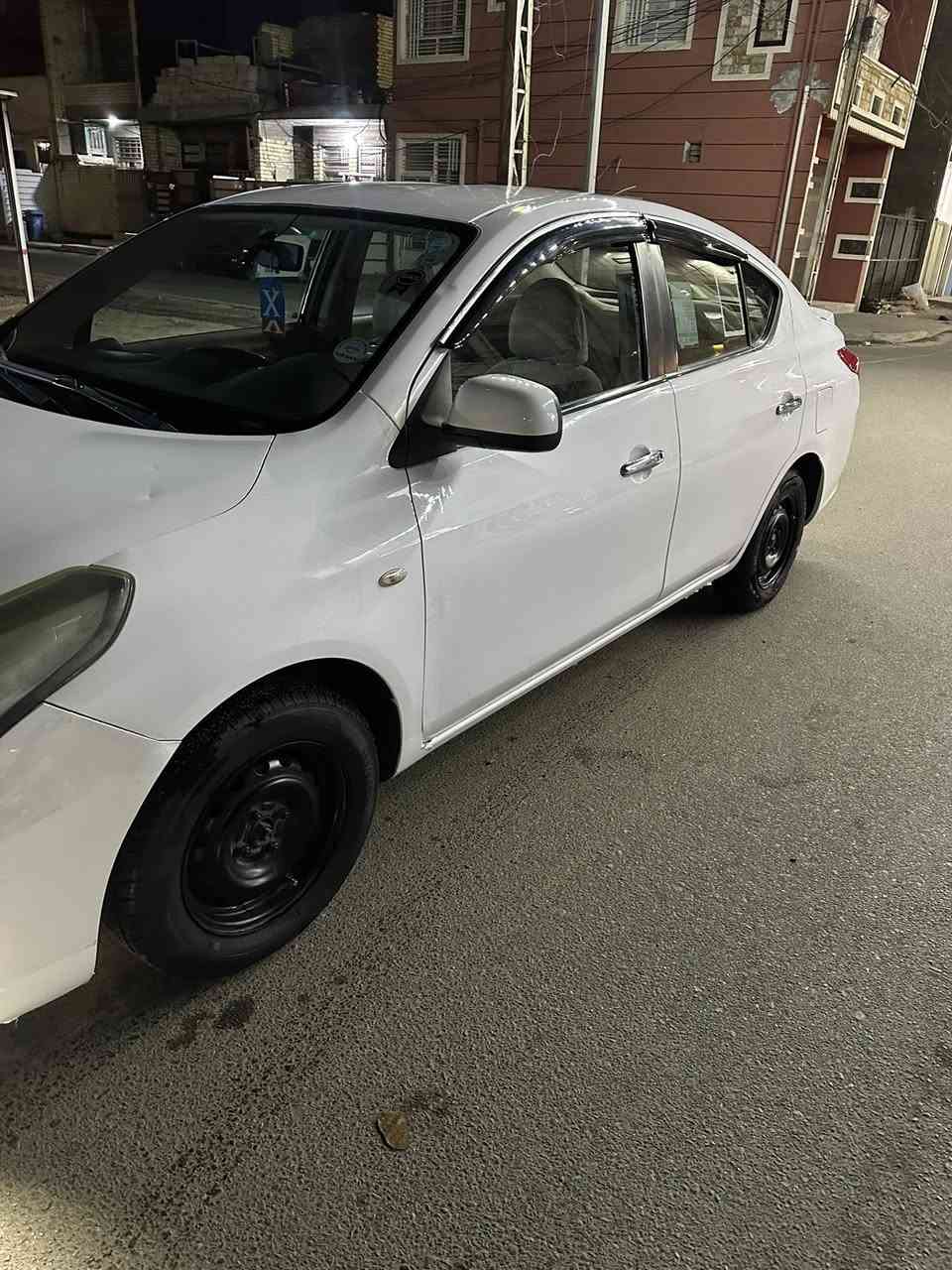 السلام عليكم نيسان سندي موديل 2016  سياره محرك كير مكفول مبدل صدر جديد تخم تاير جديد تدفه تبريد نقص بس دشلي ماشيه سياره 157 فقط حقيقي كامره اماميه خلفيه سعر 1000 بيها مجال بغداد سياره ***********
