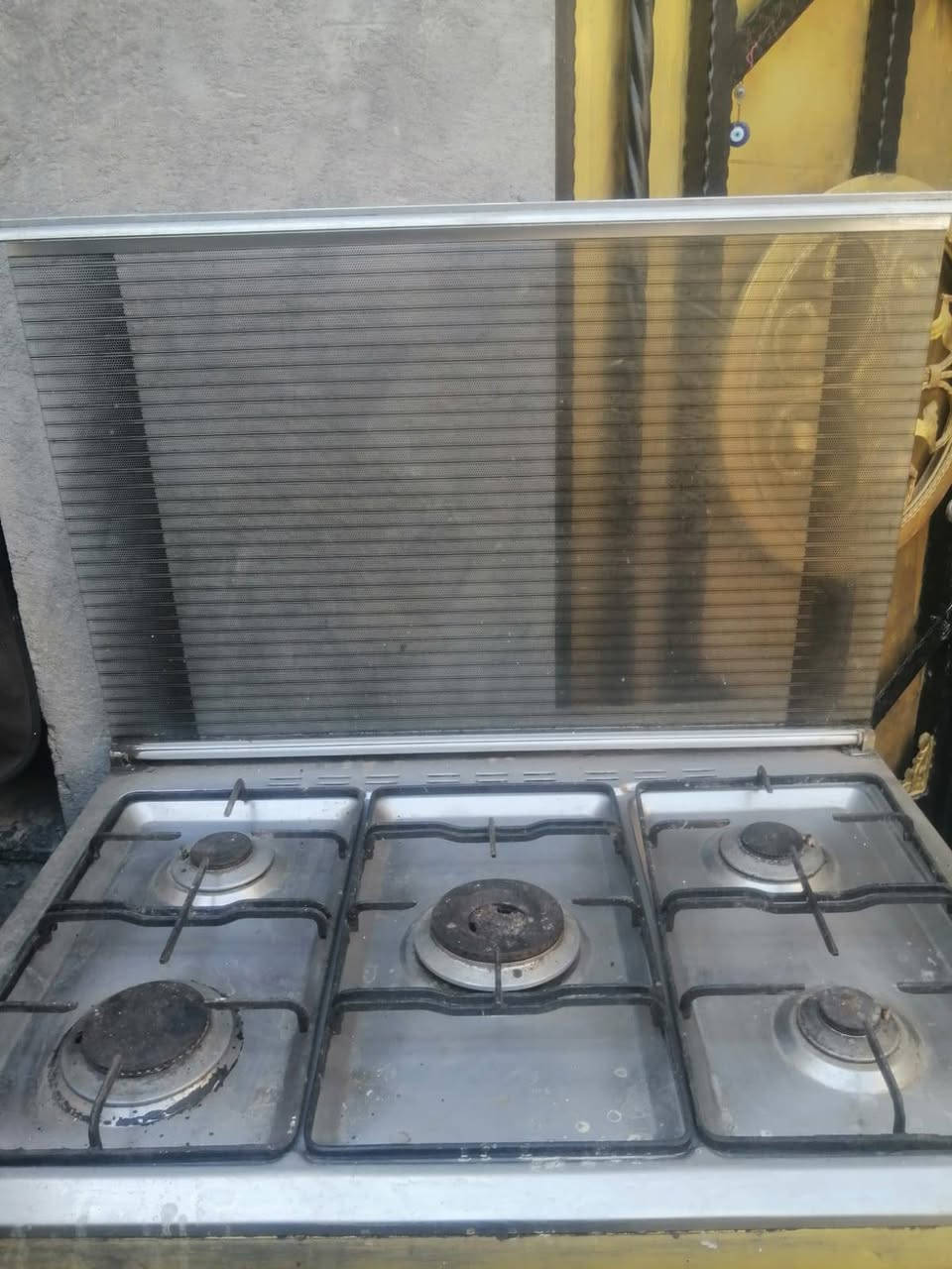 السلام عليكم طباخ وثلاجتين للبيع
الطباخ شغال بس العين البنص فالته مدري شبيها رايدينه 40
والثلاجات الوحده 25 ناقصهن بس غاز ***********
