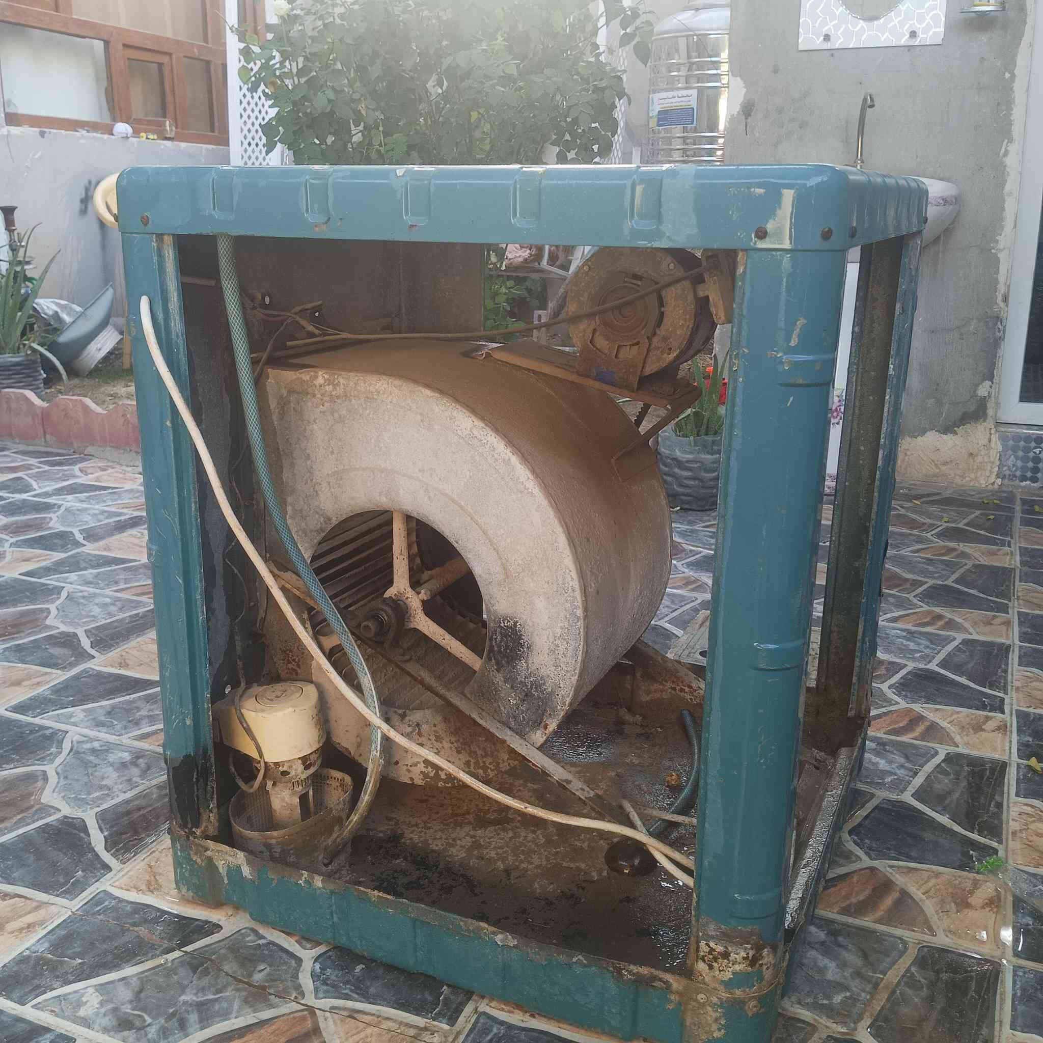 سلام عليكم 
مبرد للبيع شغالة كاملة ما بيها كل عيب 
السعرر 100 وبيها مجال خابر وتدلل  
***********
