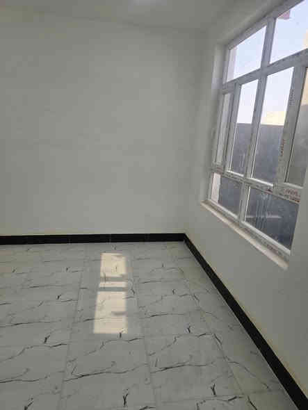 سلام عليكم
بيت للبيع مساحه ١٠٠ متر 
غرفتين مطبخ صاله صحيات
بيت جديد بناء ٢٠٢٥ غير مسكون
للاستفسار ***********
