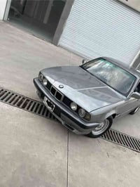 إسلام عليكم بي ام 525اصل وفصل وبليته محرك فل بلادي بلادي السياره طك رق...